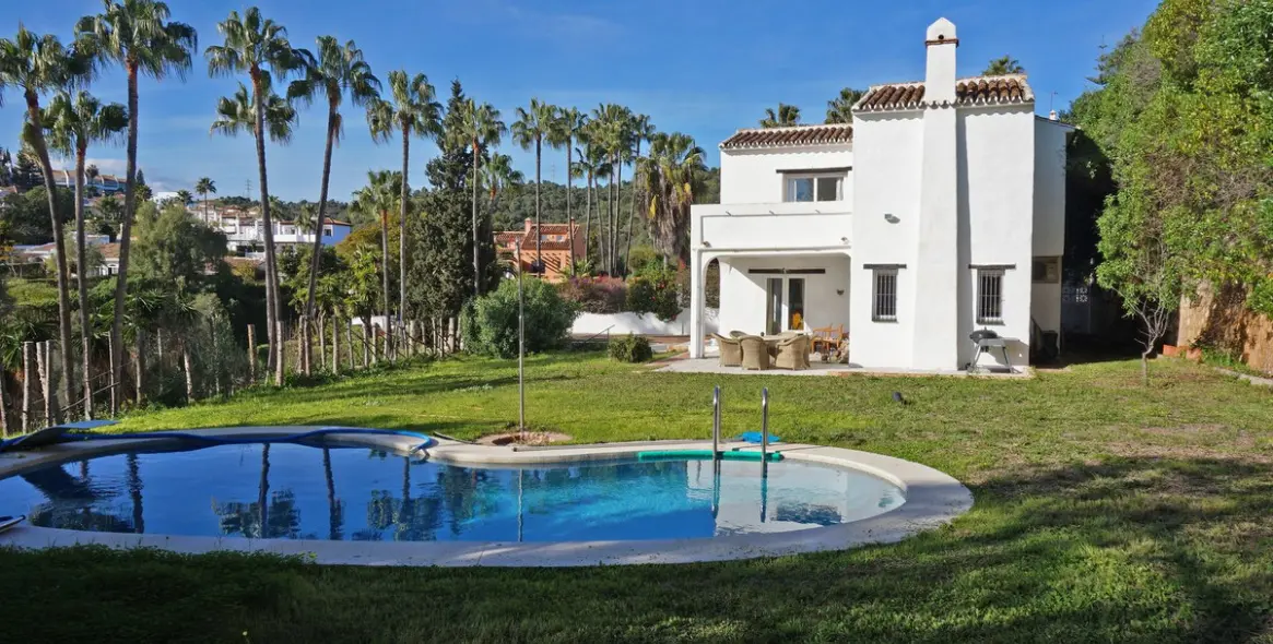 Sale of detached villa in Calahonda 2