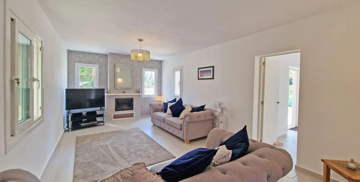 Sale of detached villa in Calahonda 11