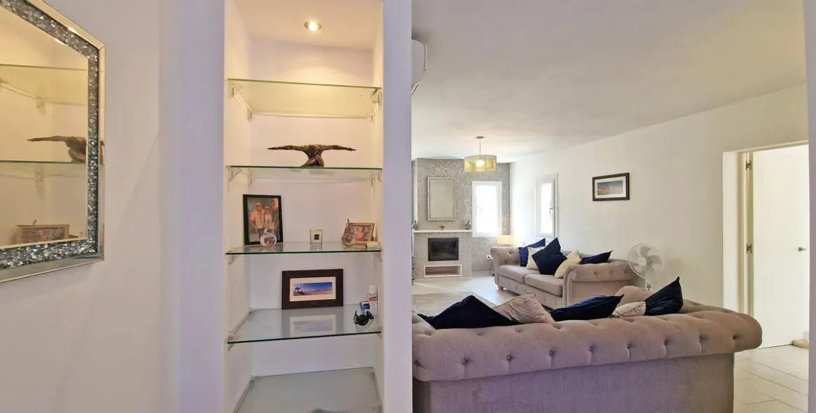 Sale of detached villa in Calahonda 13