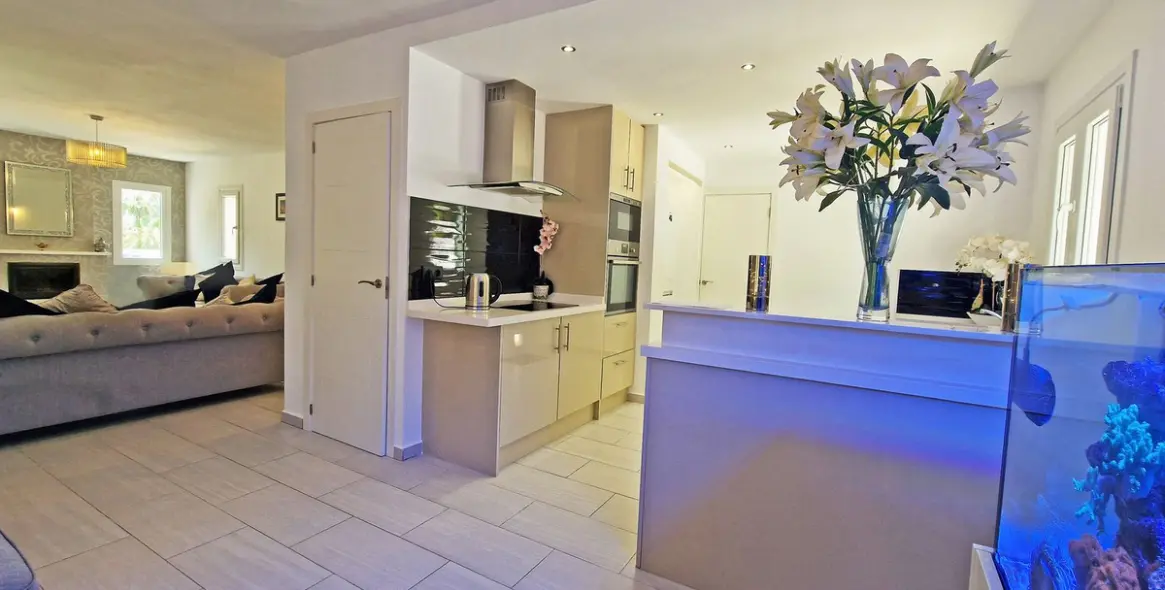 Sale of detached villa in Calahonda 14