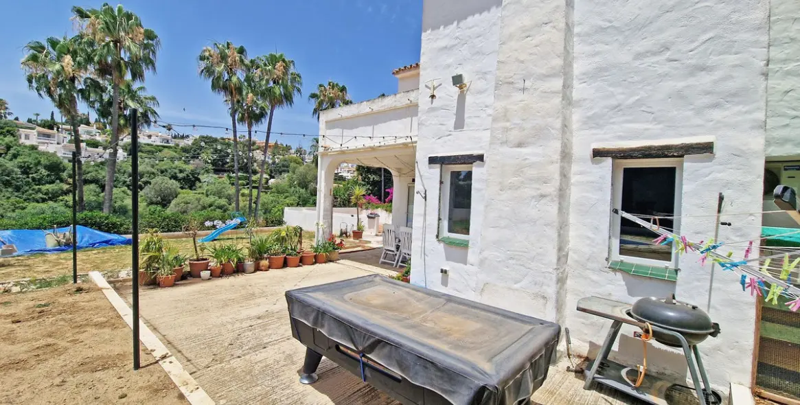 Sale of detached villa in Calahonda 40