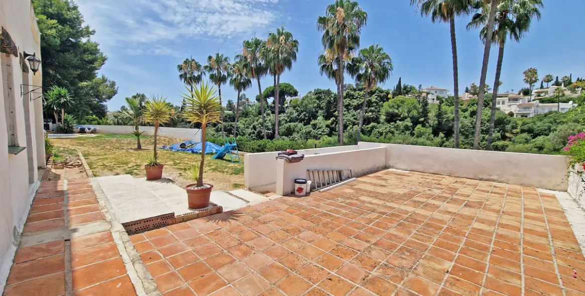Sale of detached villa in Calahonda 48