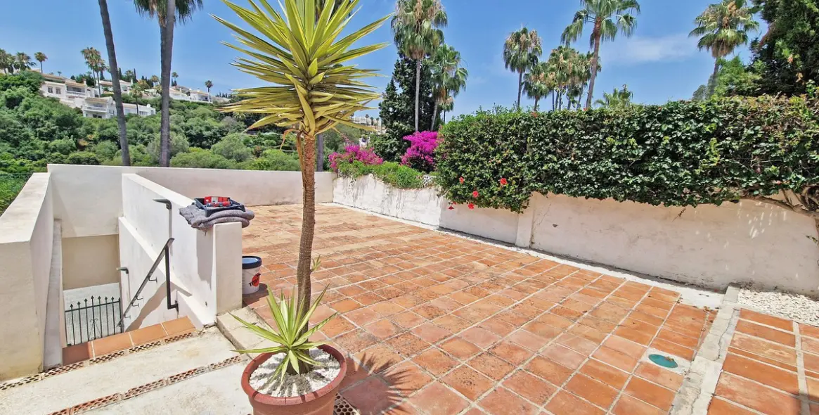 Sale of detached villa in Calahonda 50
