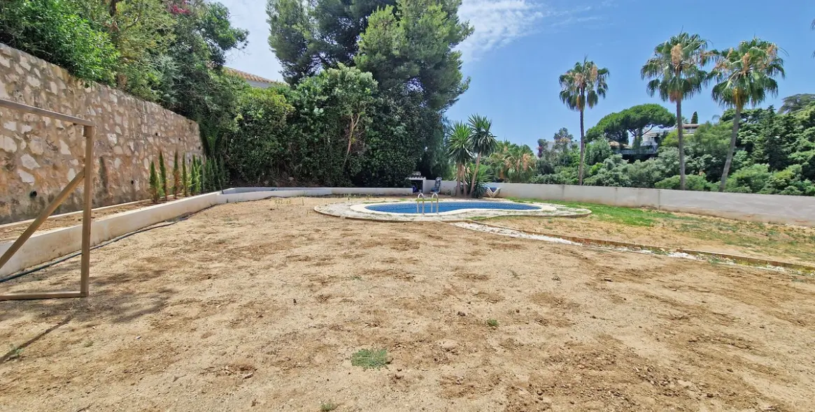 Sale of detached villa in Calahonda 60