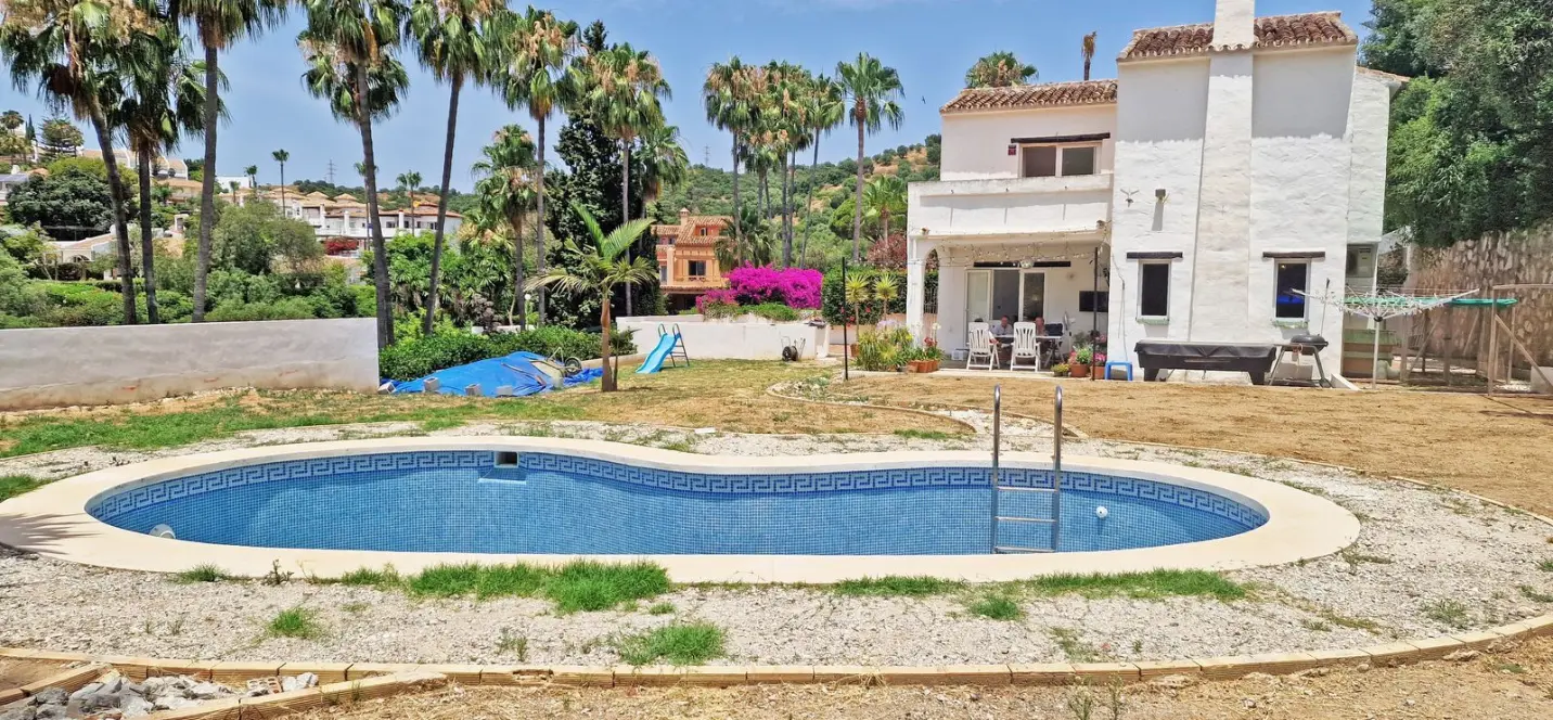 Sale of detached villa in Calahonda 0