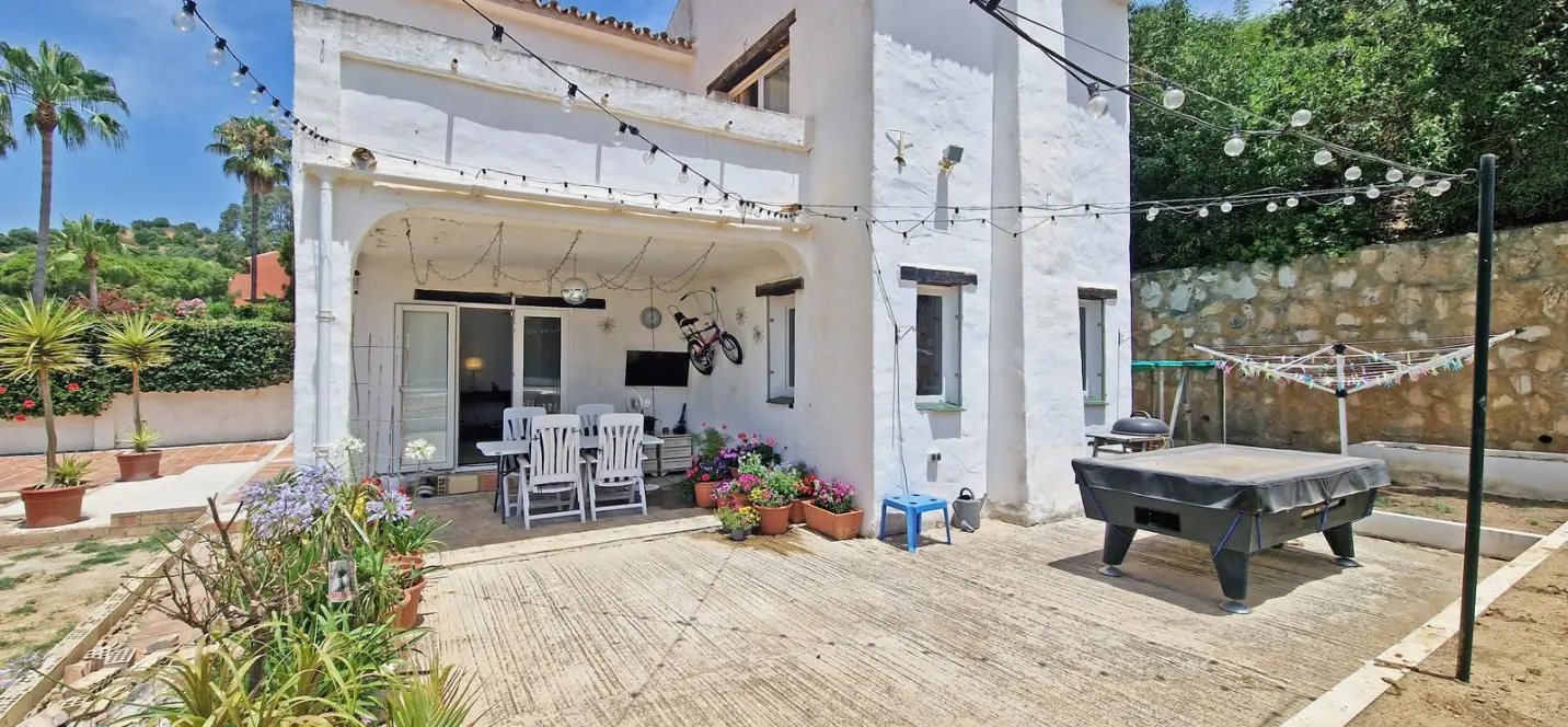 Sale of detached villa in Calahonda 2