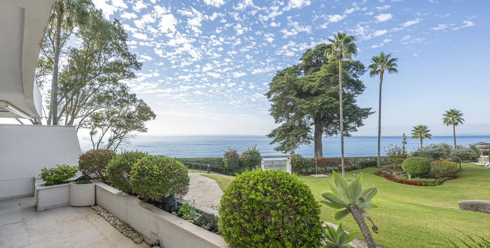 Sale of ground floor apartment in Estepona 2