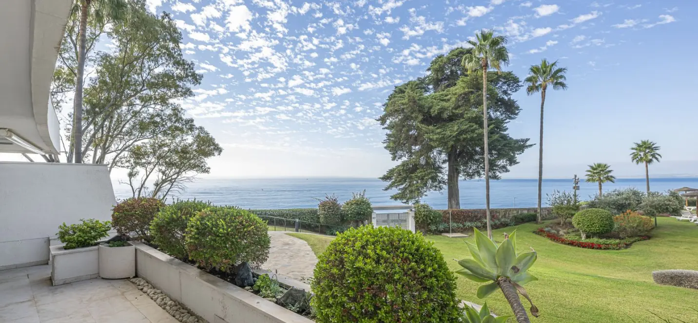 Venta de apartamento en planta baja en Estepona 1
