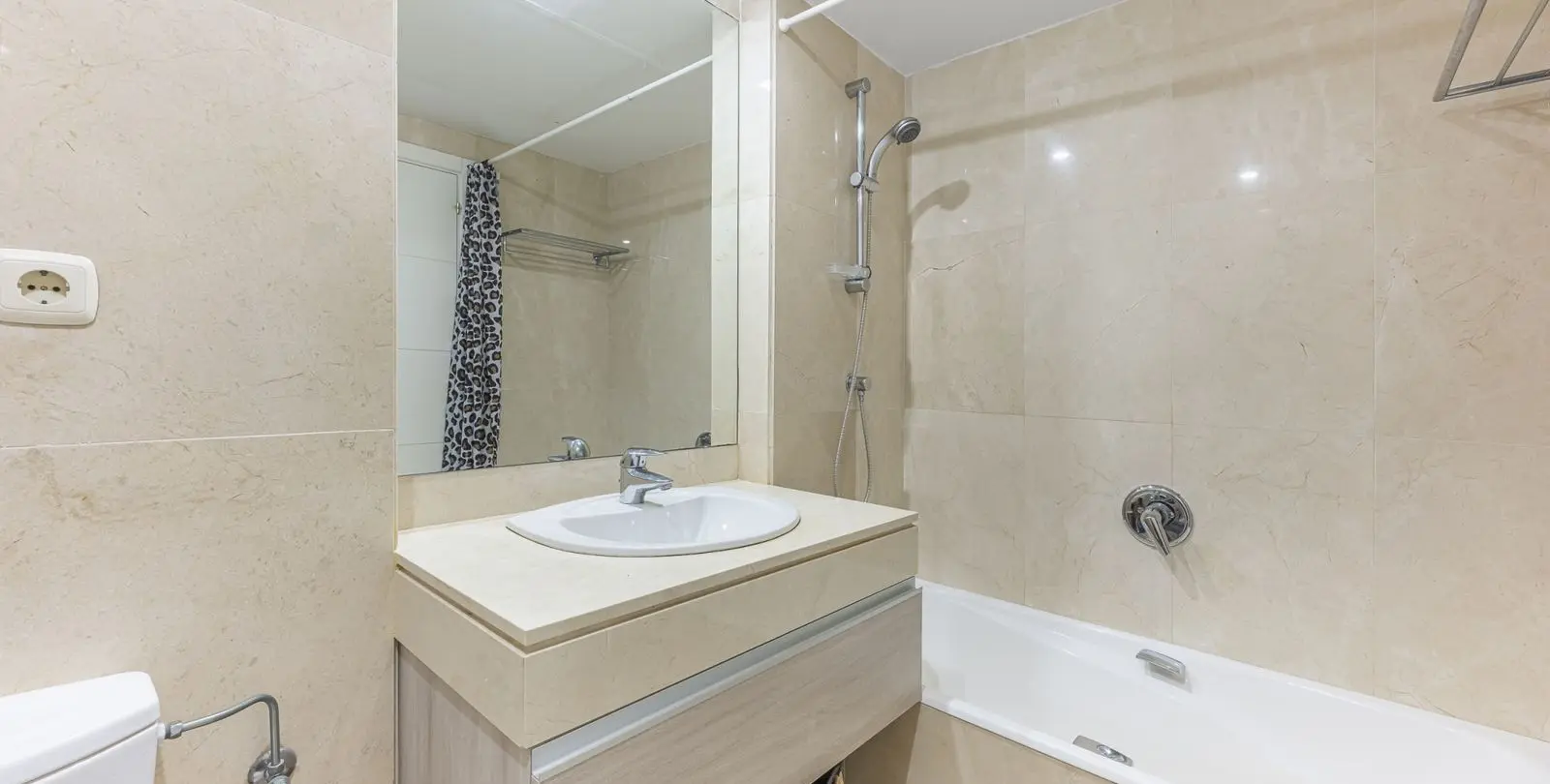 Sale of ground floor apartment in Estepona 11