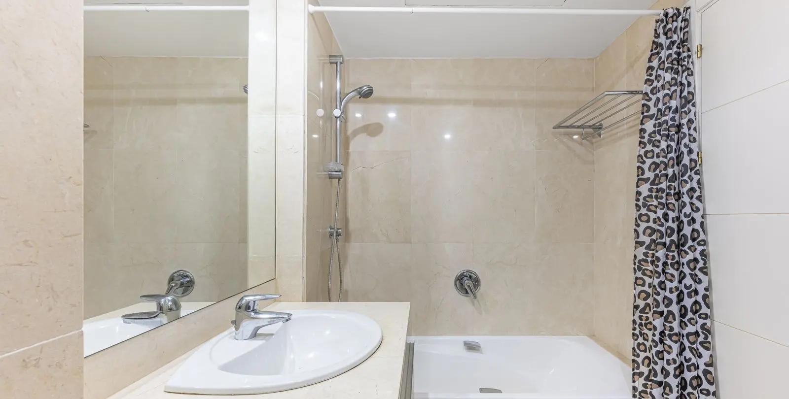 Sale of ground floor apartment in Estepona 12