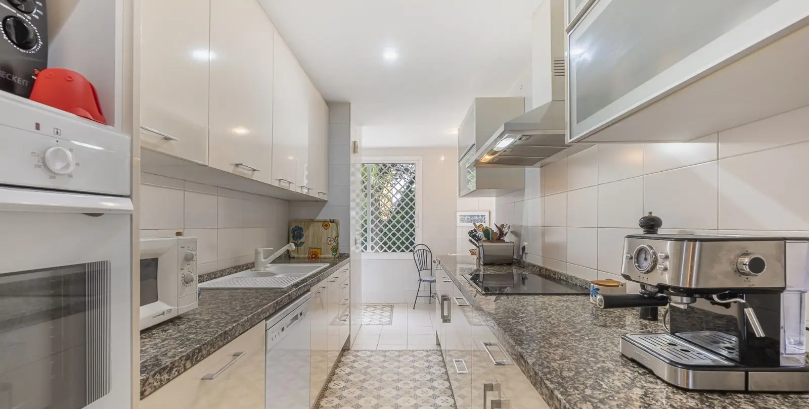 Sale of ground floor apartment in Estepona 14