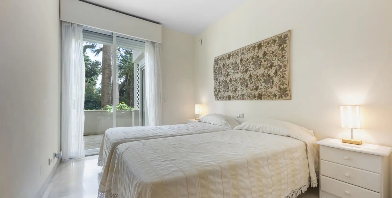 Sale of ground floor apartment in Estepona 15