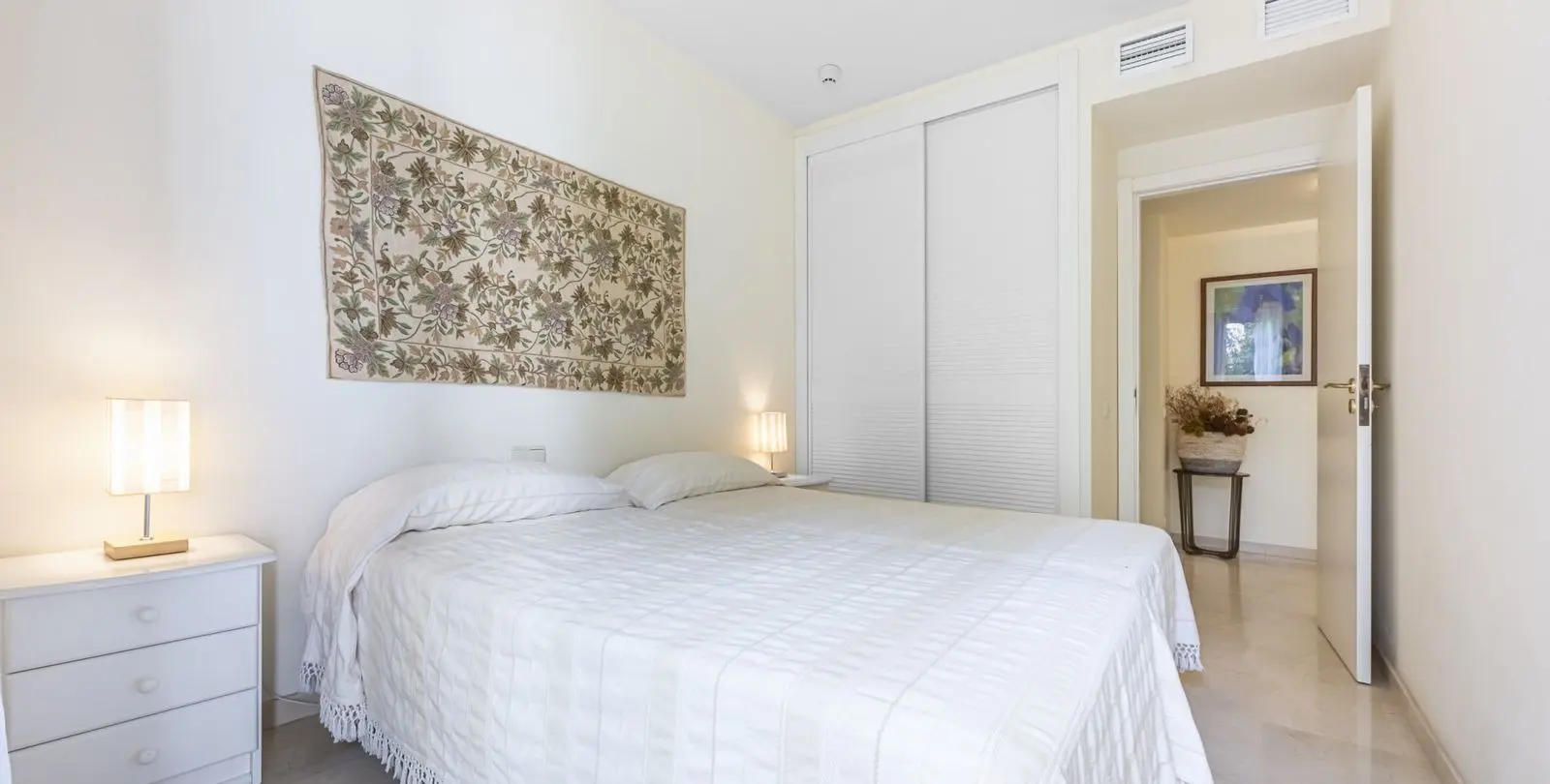 Sale of ground floor apartment in Estepona 16
