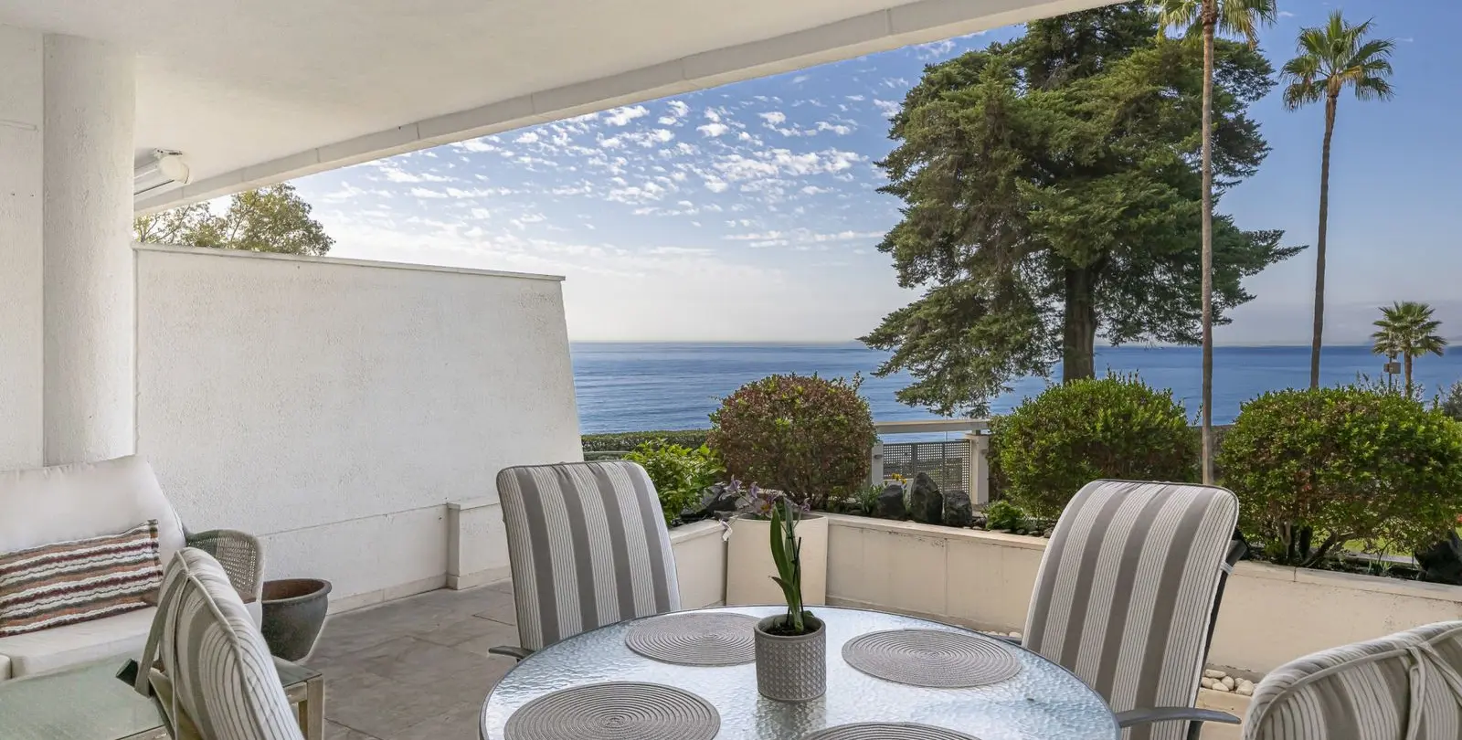 Sale of ground floor apartment in Estepona 30