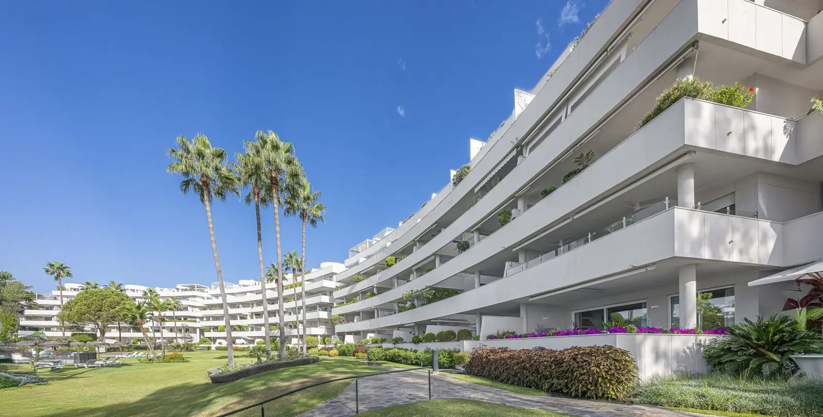 Sale of ground floor apartment in Estepona 38