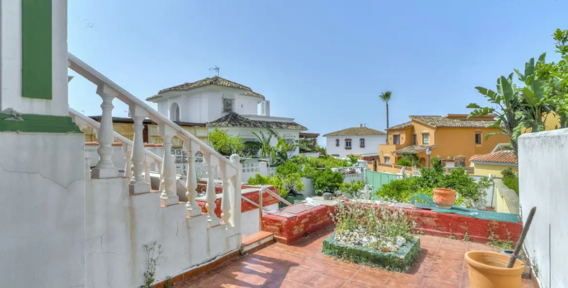Sale of detached villa in Hacienda Las Chapas 4