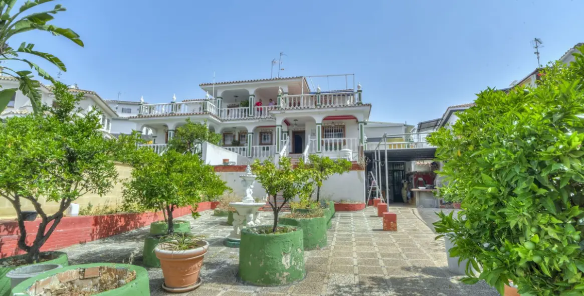 Sale of detached villa in Hacienda Las Chapas 10