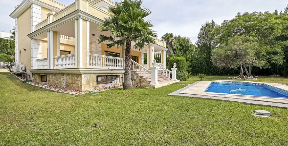 Sale of detached villa in Hacienda Las Chapas 20