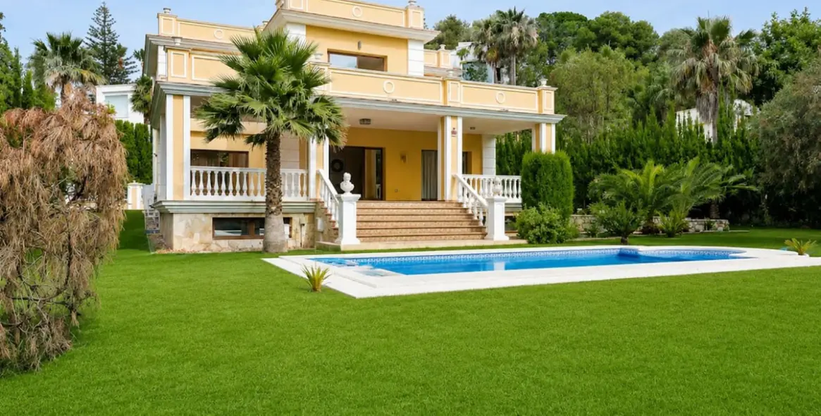 Sale of detached villa in Hacienda Las Chapas 24