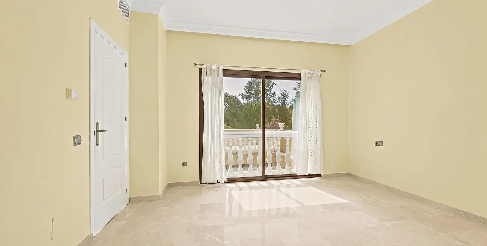 Sale of detached villa in Hacienda Las Chapas 10