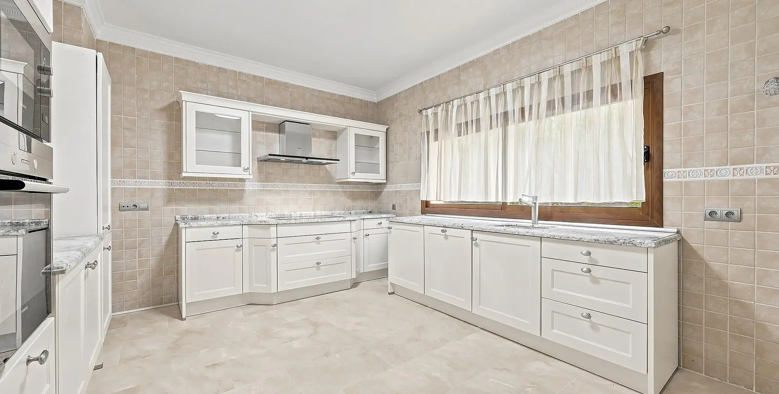 Sale of detached villa in Hacienda Las Chapas 12