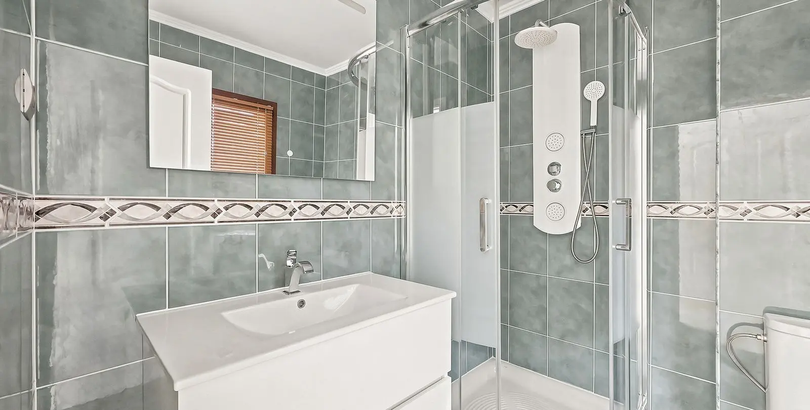 Sale of detached villa in Hacienda Las Chapas 18