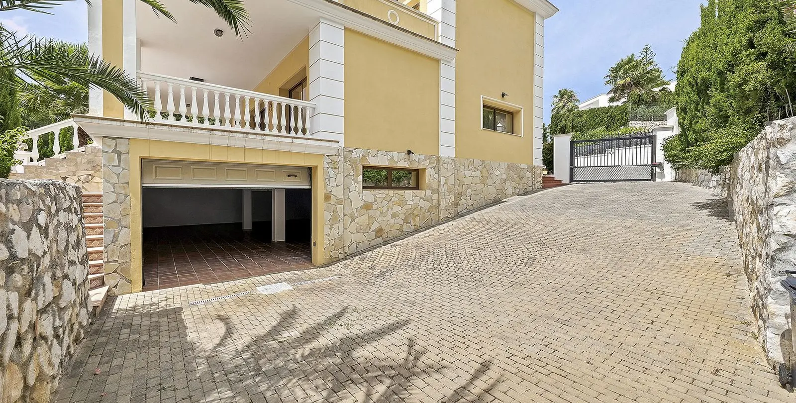 Sale of detached villa in Hacienda Las Chapas 19