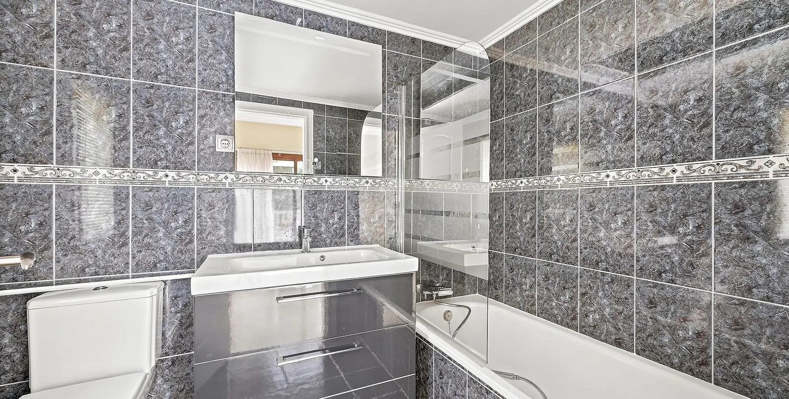 Sale of detached villa in Hacienda Las Chapas 23