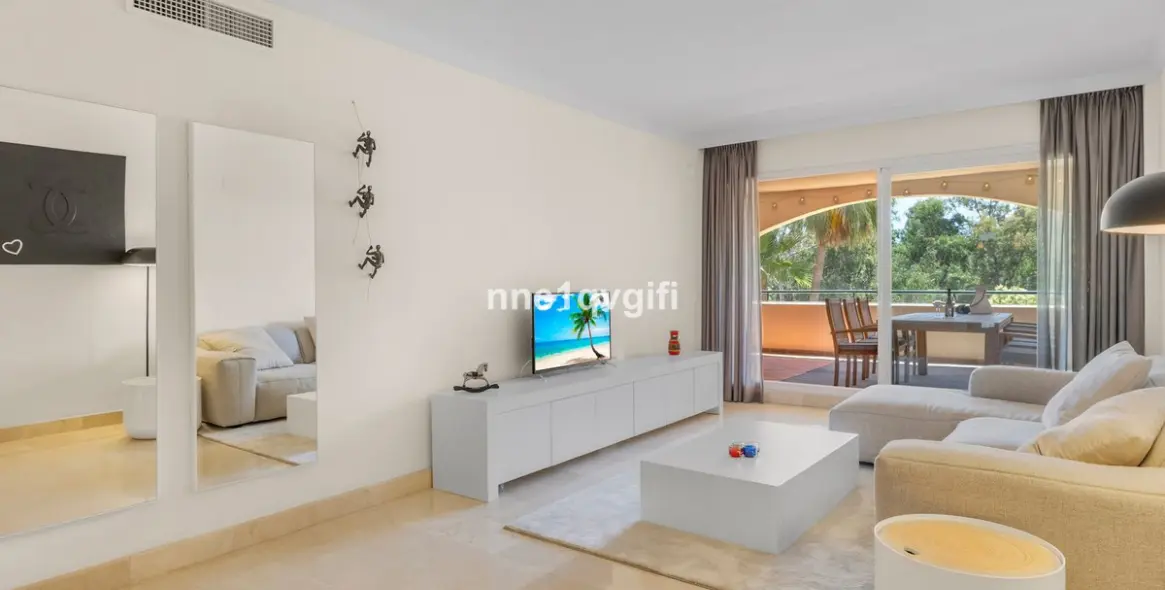 Sale of middle floor apartment in Elviria 1