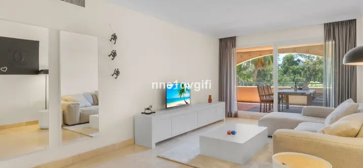 Sale of middle floor apartment in Elviria 0