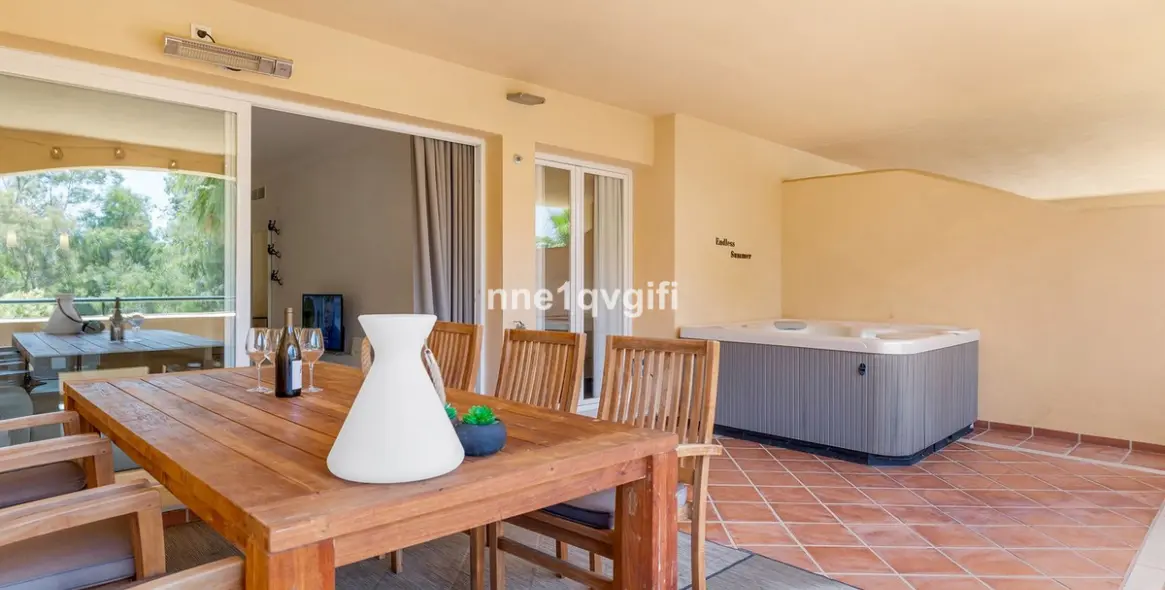 Sale of middle floor apartment in Elviria 2