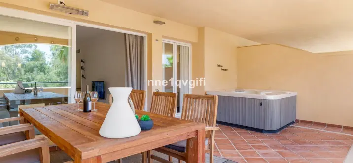 Sale of middle floor apartment in Elviria 1