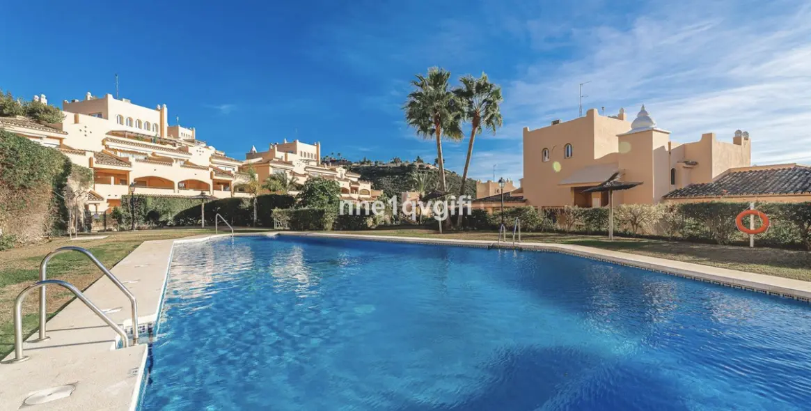 Sale of middle floor apartment in Elviria 3