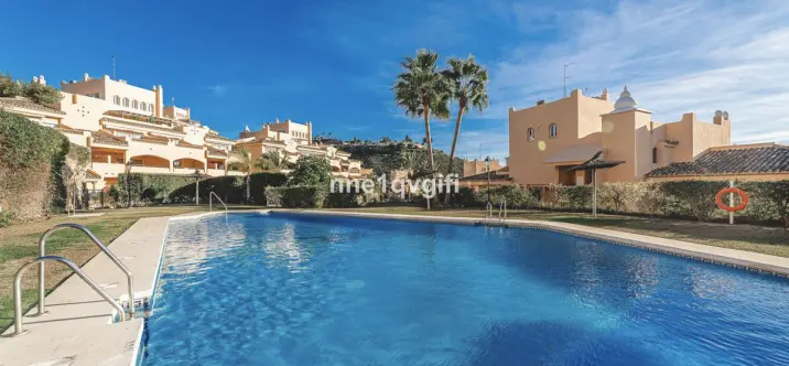 Sale of middle floor apartment in Elviria 2