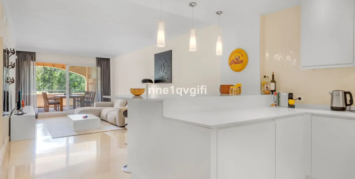 Sale of middle floor apartment in Elviria 4