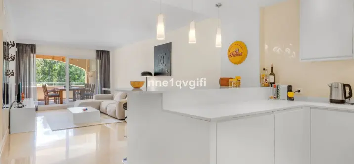 Sale of middle floor apartment in Elviria 3