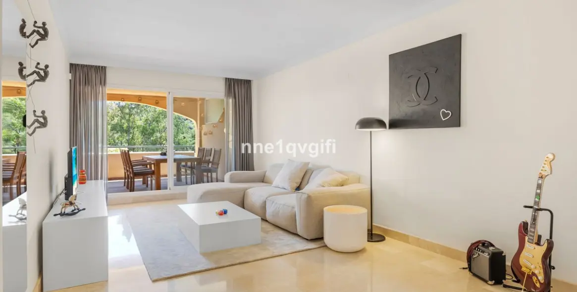 Sale of middle floor apartment in Elviria 7