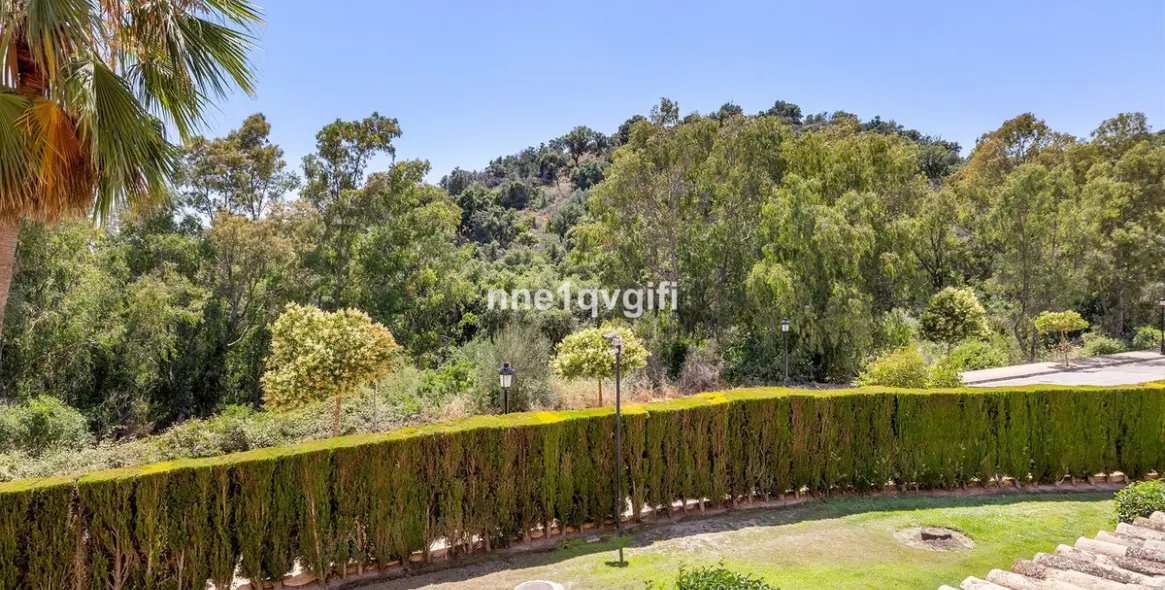 Sale of middle floor apartment in Elviria 8