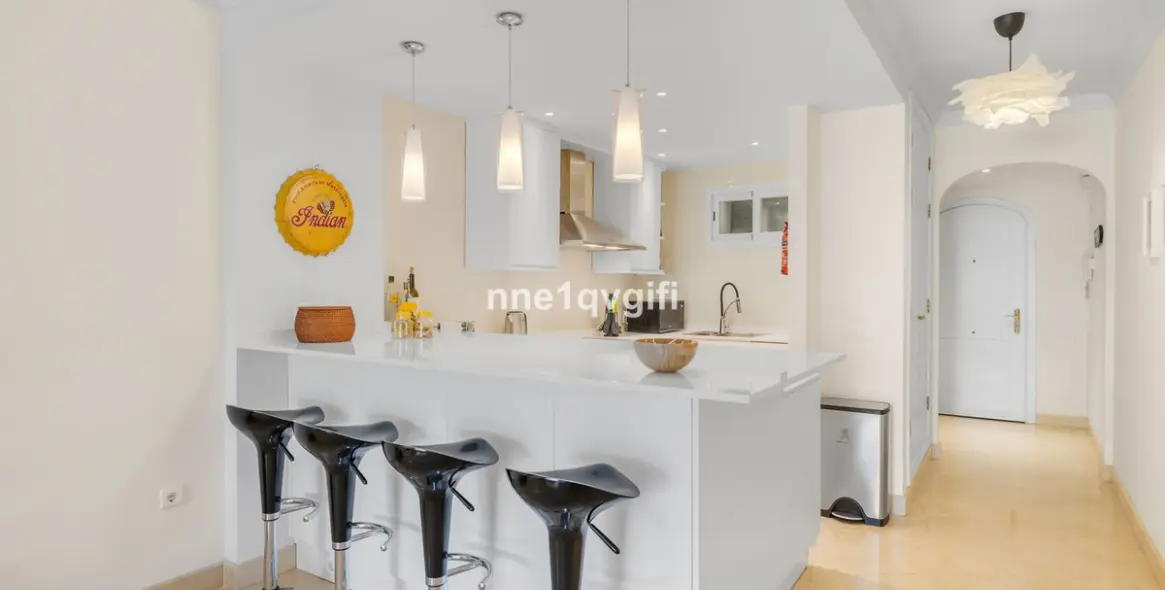 Sale of middle floor apartment in Elviria 9