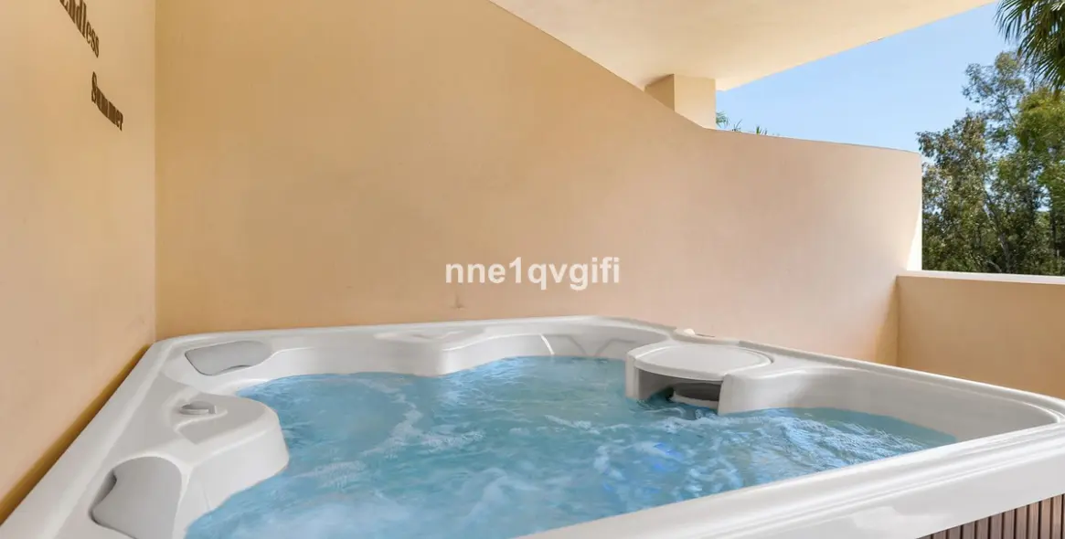 Sale of middle floor apartment in Elviria 10