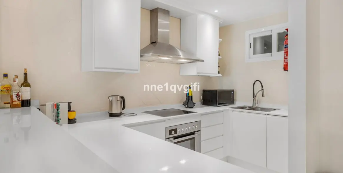 Sale of middle floor apartment in Elviria 11