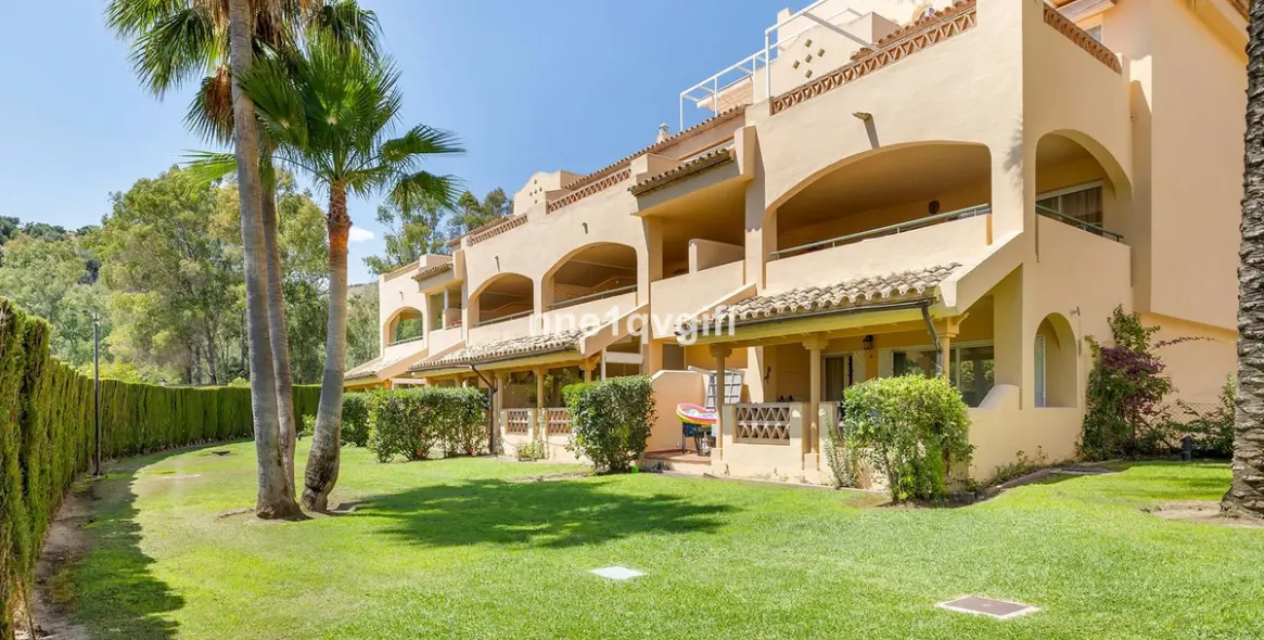 Sale of middle floor apartment in Elviria 12