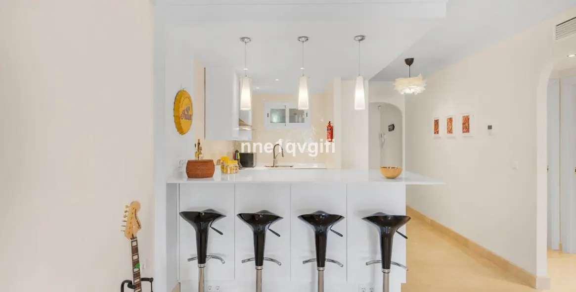 Sale of middle floor apartment in Elviria 13