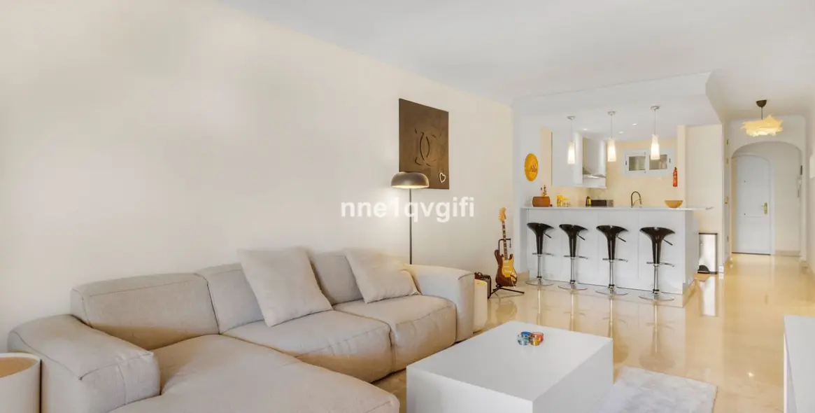 Sale of middle floor apartment in Elviria 14