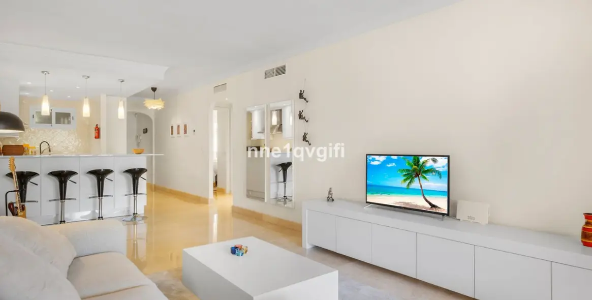 Sale of middle floor apartment in Elviria 15