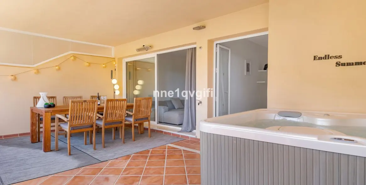 Sale of middle floor apartment in Elviria 16