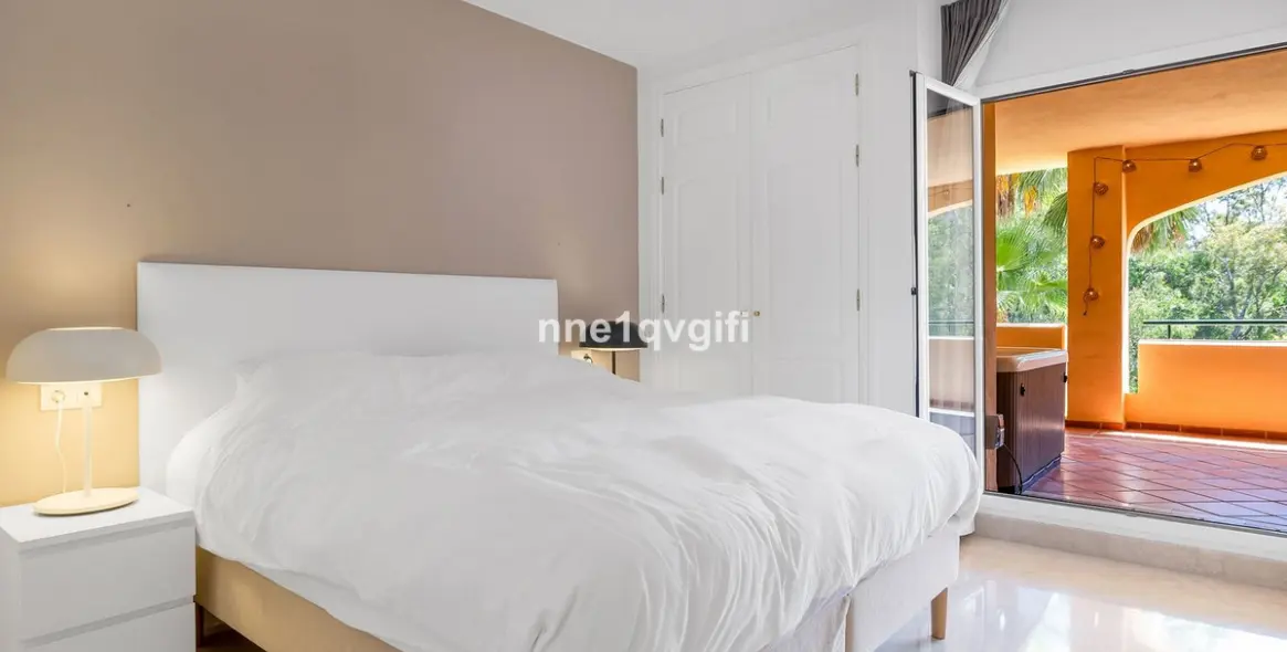 Sale of middle floor apartment in Elviria 19