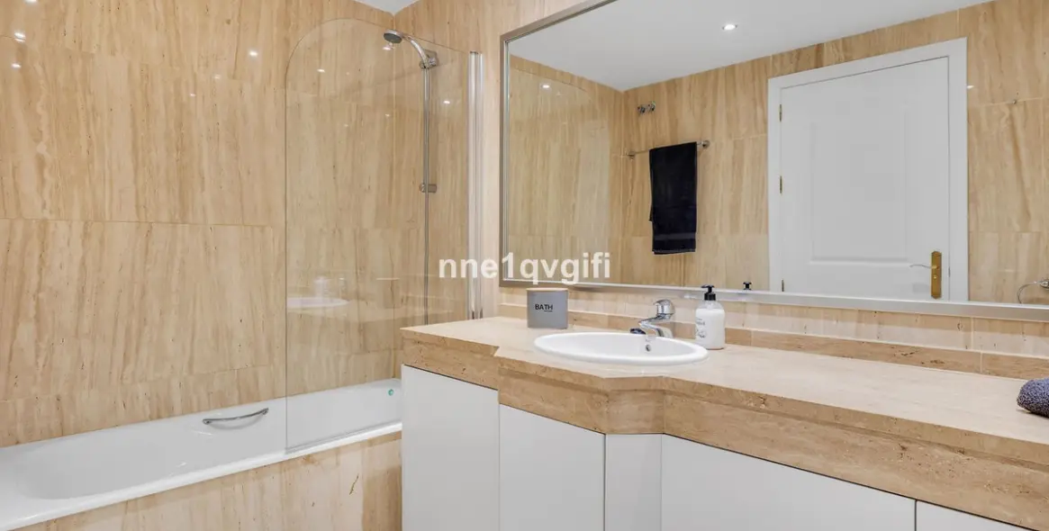 Sale of middle floor apartment in Elviria 21