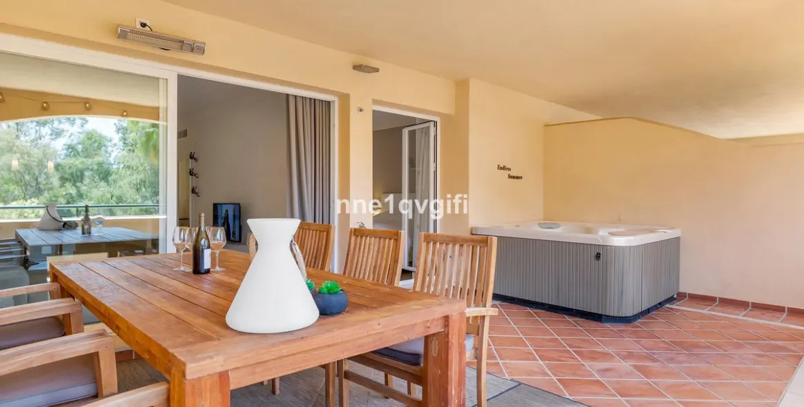 Sale of middle floor apartment in Elviria 22