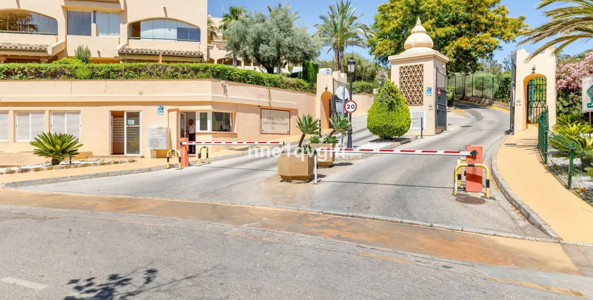 Sale of middle floor apartment in Elviria 23